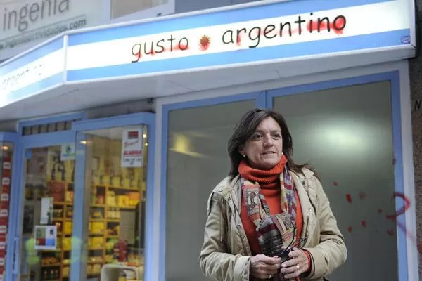 REACCION. El local sirvió de descargo para los españoles que no aprobaron la decisión argentina. FARODEVIGO.ES.