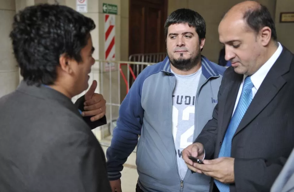 EN LA ESPERA. El imputado Domingo Pascual Andrada (ex policía) acusado de llevar mujeres a los burdeles de La Rioja asistió ayer de traje y corbata. LA GACETA / FOTOS DE JORGE OLMOS SGROSSO