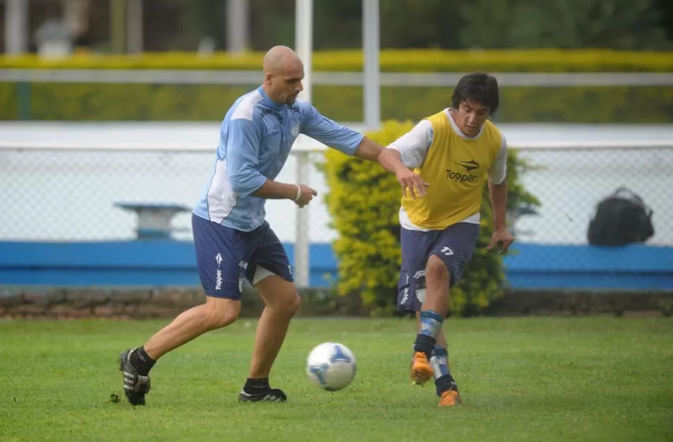 AGUANTANDO. Deivis marca al juvenil Alberto Argañaraz, que anotó uno de los goles en el duelo que acabó 2-2. LA GACETA / FOTO DE FRANCO VERA
