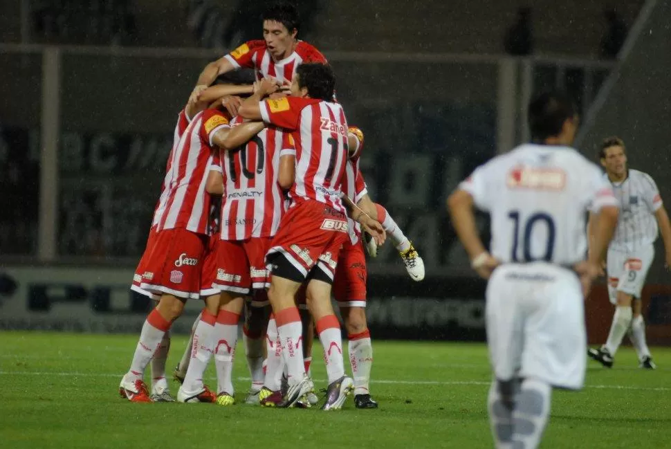 LA ULTIMA VEZ. Los hinchas del santo pudieron ver en noviembre a su equipo jugando también en Córdoba. LA GACETA / ARCHIVO