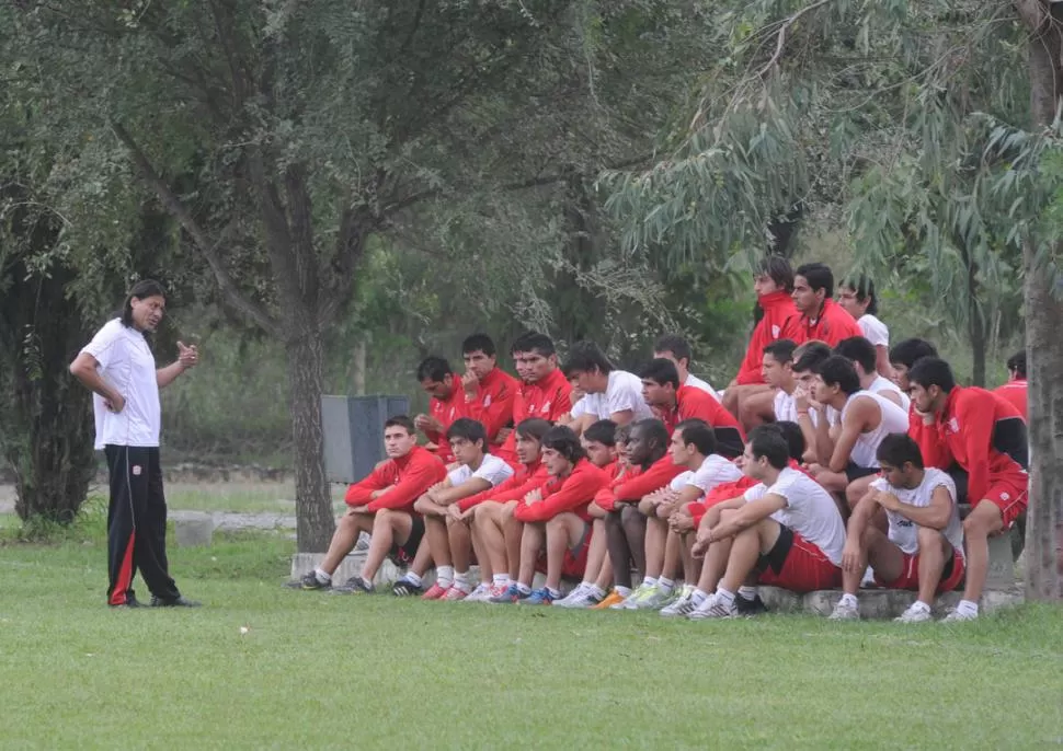 REFLEXIÓN. Amaya dedicó gran parte de la sesión de ayer, que se realizó en Lince, para dialogar con el plantel. LA GACETA / FOTO DE ANTONIO FERRONI