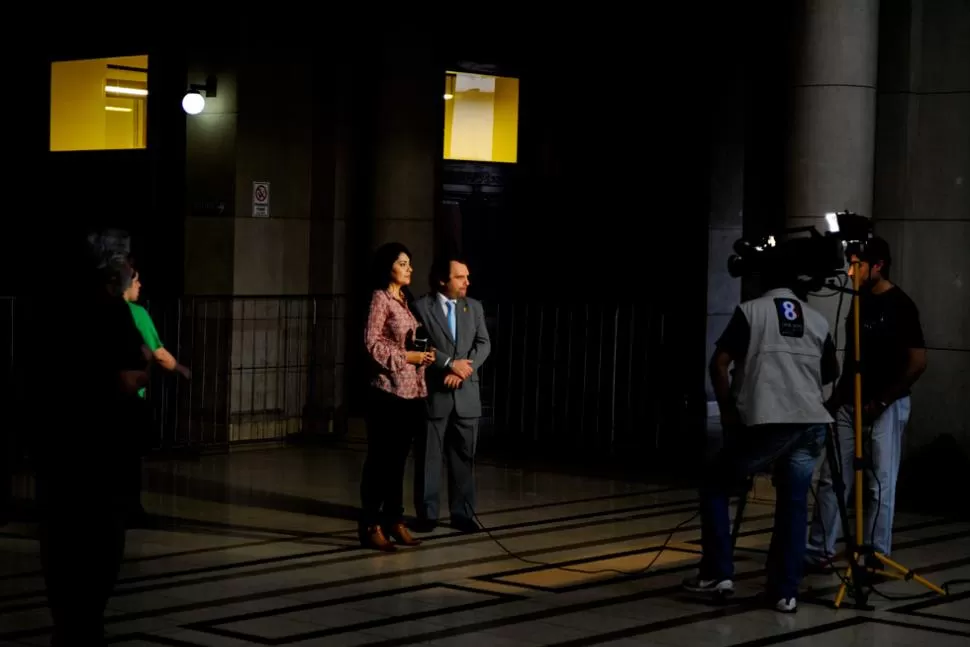 El abogado querellante Carlos Garmendia, esperando para atender a la prensa. LA GACETA / JORGE OLMOS SGROSSO