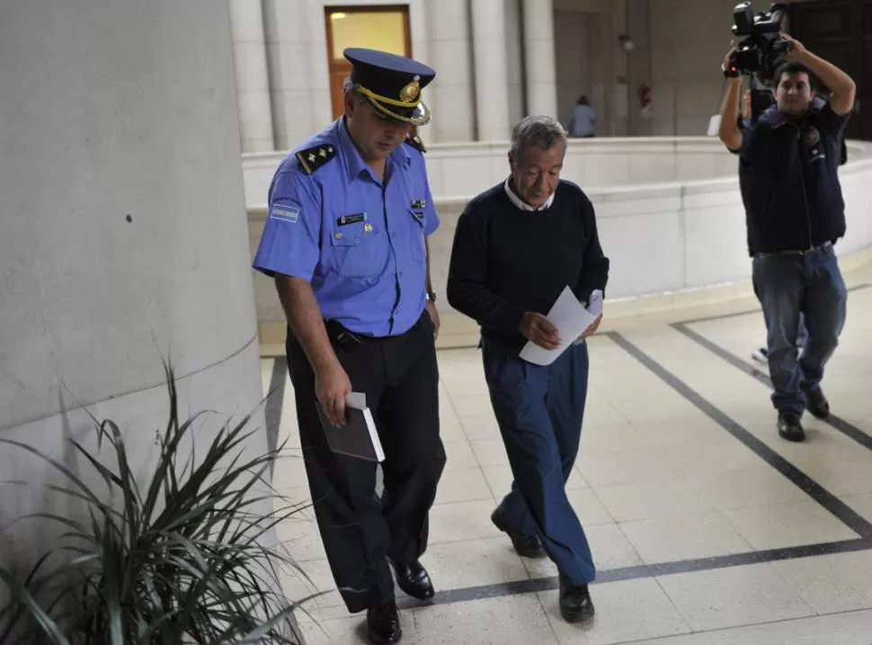 ANTES DE ENTRAR. El empleado de la Municipalidad de San Miguel de Tucumán Orlando Dionisio Nadal Olivero es varita y ayer declaró como testigo.  LA GACETA / FOTO DE JORGE OLMOS SGROSSO