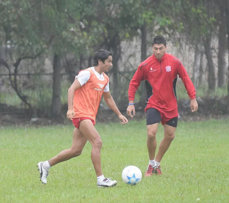 CON LA PELOTA DOMINADA. El Mago Víctor Beraldi trata de escaparse de la marca del uruguayo Álvaro Brun. LA GACETA / FOTO DE HéCTOR PERALTA