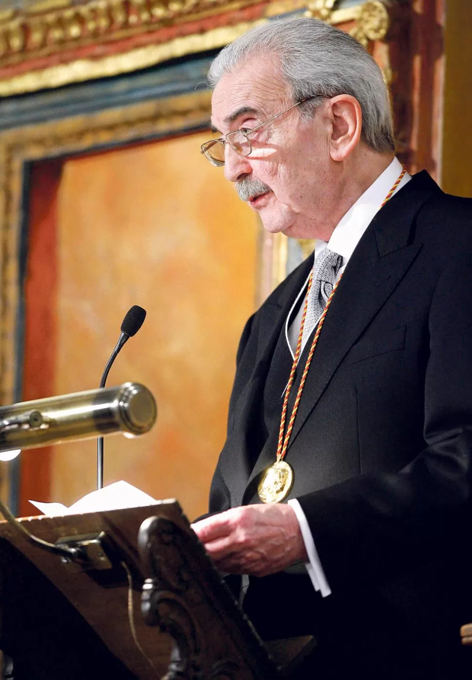 ¿QUE DEBE TENER UN POEMA PARA SER UN POEMA? Ritmo y música, y mientras sea poesía, el asunto del que trate es lo de menos, dice Gelman.