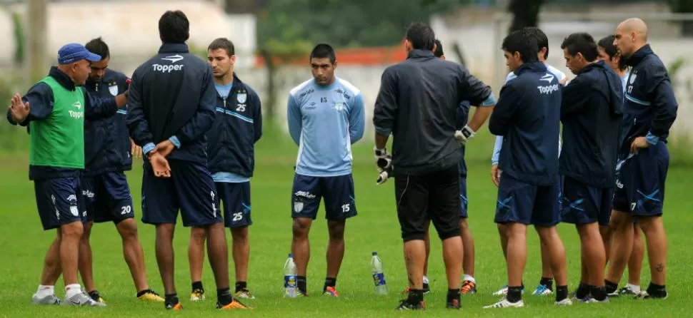 EL EQUIPO. Llop imparte instrucciones a los once que saldrán el domingo a jugar ante Ferro, en el Monumental. LA GACETA / INES QUINTEROS ORIO