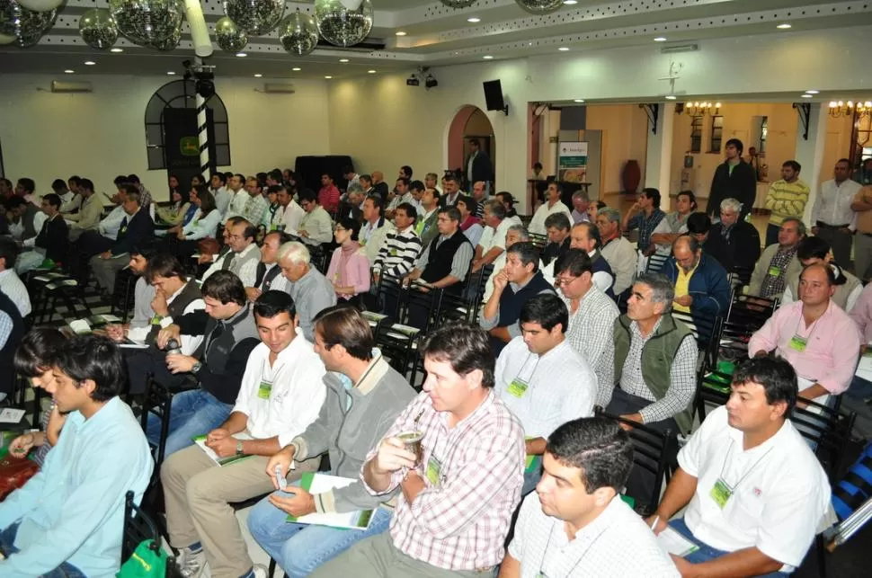 ENTRE MATE Y MATE. Las charlas técnicas concitaron la atención de técnicos e investigadores, que amenizaron el encuentro compartiendo un amargo. GENTILEZA SATCA