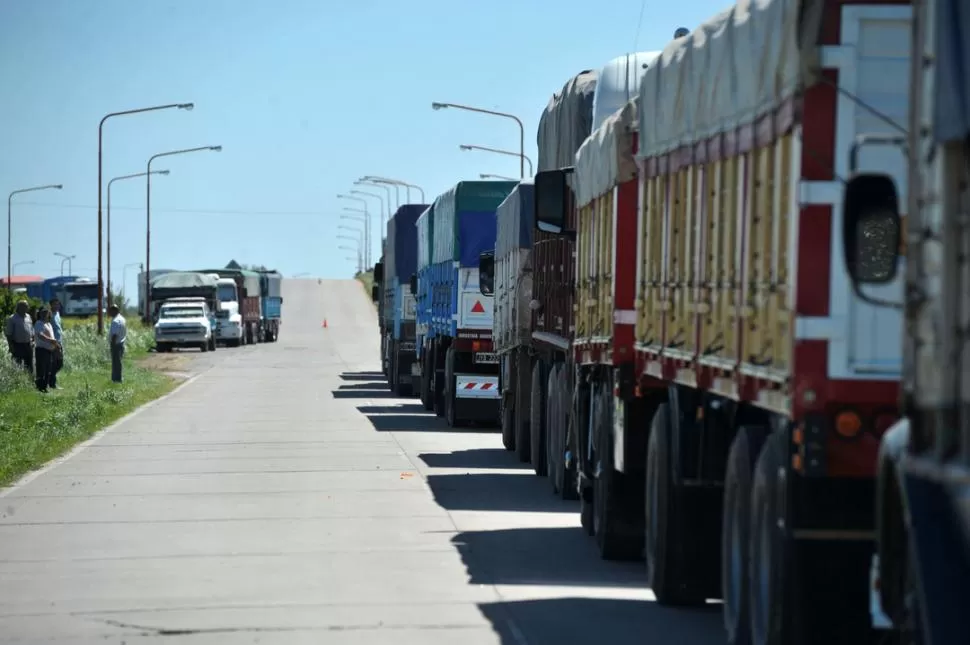 AL PUERTO. Los productores del NOA trabajan a pérdida, porque deben llevar su producción hasta Rosario. NA
