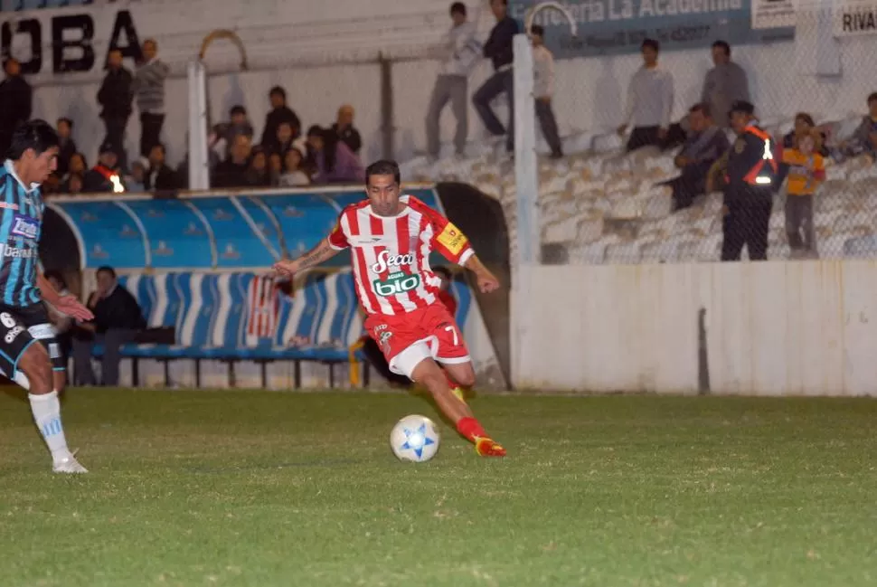 LE FALTÓ FESTEJAR. Cada vez que encaró a la zaga de Racing, Ratón Ibáñez algún daño le hizo. Fue punzante. FOTO DE ARIEL CARRERAS (ESPECIAL PARA LA GACETA)