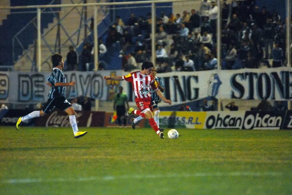 CHANCE. Bruno Lescano se apresta a levantar un centro, mientras Rubén Molina intenta impedirlo. FOTO DE ARIEL CARRERAS (ESPECIAL PARA LA GACETA)