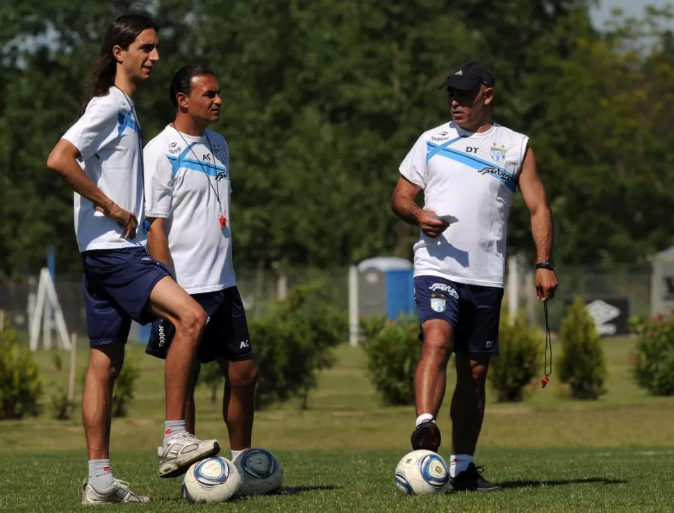 ESTILO PROPIO. Llop trota alrededor del campo al final de cada práctica. LA GACETA / ARCHIVO