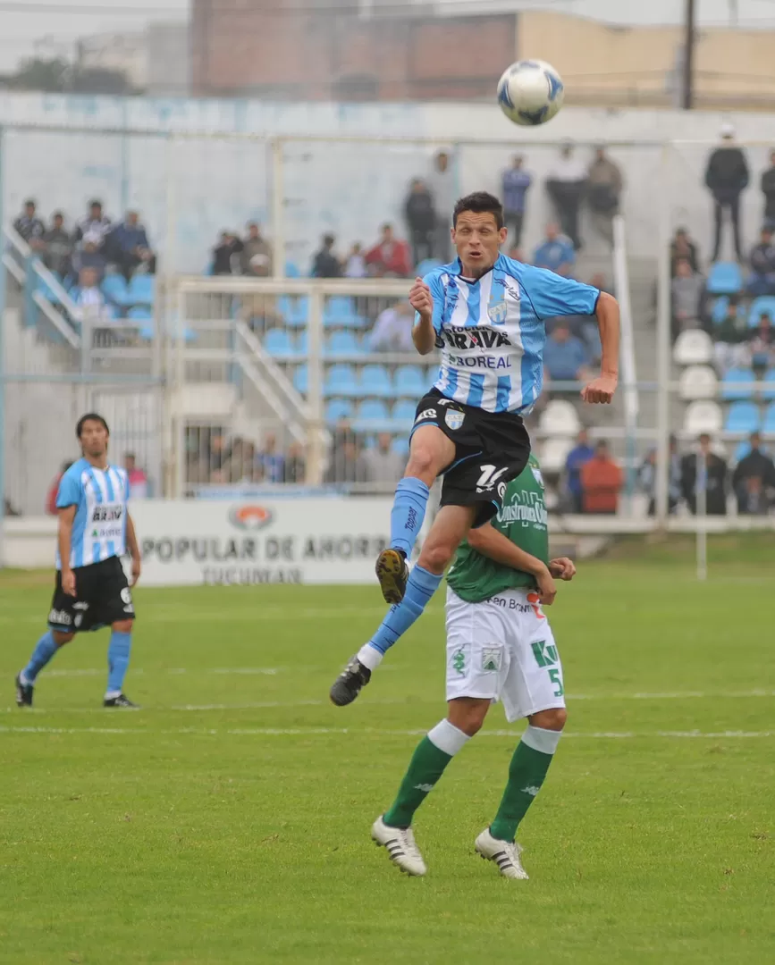 CERO VUELO. Barrionuevo acusó algo de fútbol cuando entró. Después se perdió entre los marcadores de Ferro. LA GACETA / FOTO DE ANTONIO FERRONI