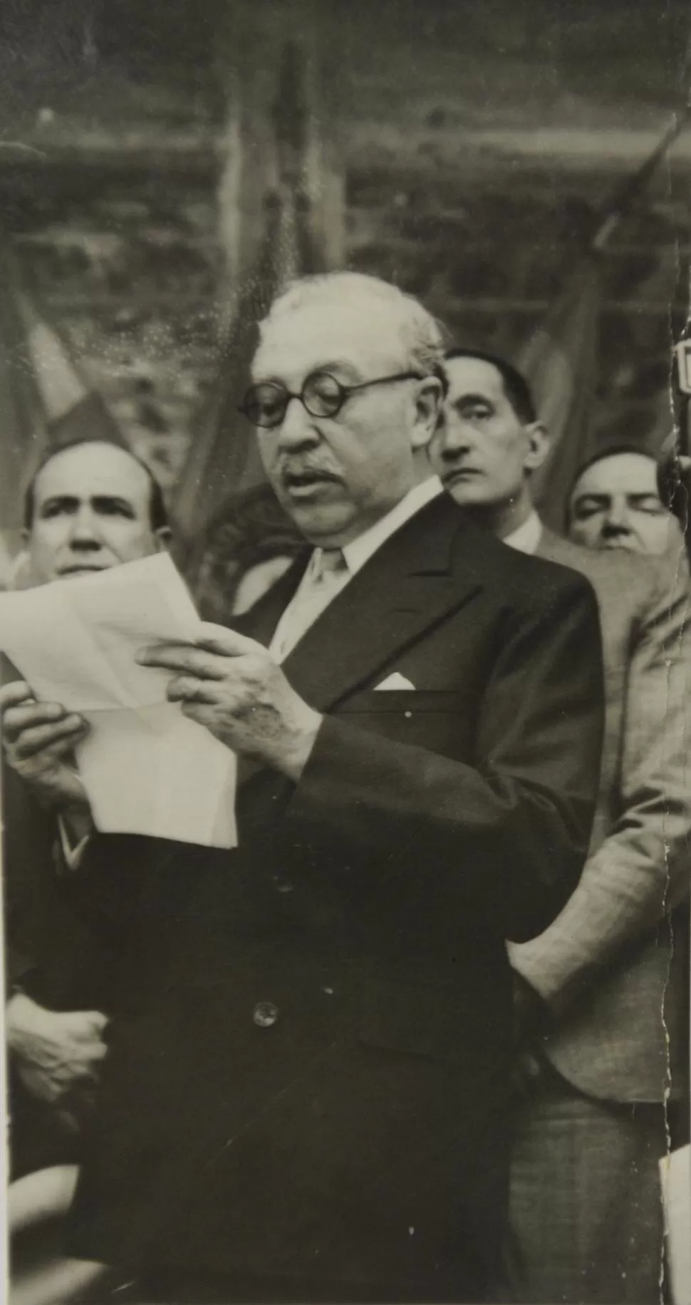 GREGORIO ARÁOZ ALFARO. El célebre médico fotografiado cuando pronunciaba un discurso, en los años 1940. LA GACETA / ARCHIVO