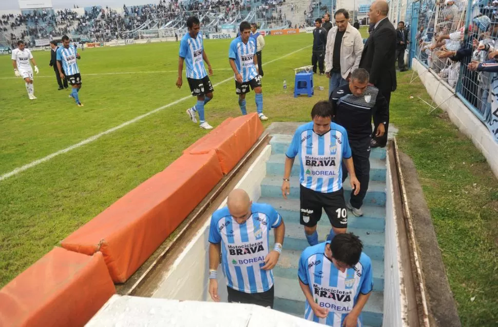 DESAZÓN. Deivis Barone, Edgardo Galíndez, Diego Barrado y César More se dirigen al vestuario luego de la derrota que sufrieron ayer. LA GACETA / FOTO DE ANTONIO FERRONI