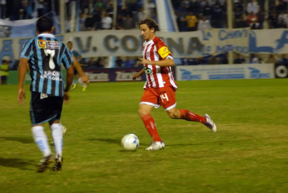 BUEN NIVEL. Hernán Pérez ingresó en el segundo tiempo contra la academia y se encargó de ordenar la mitad de la cancha de los albirrojos. FOTO DE ARIEL CARRERAS (ESPECIAL PARA LA GACETA)