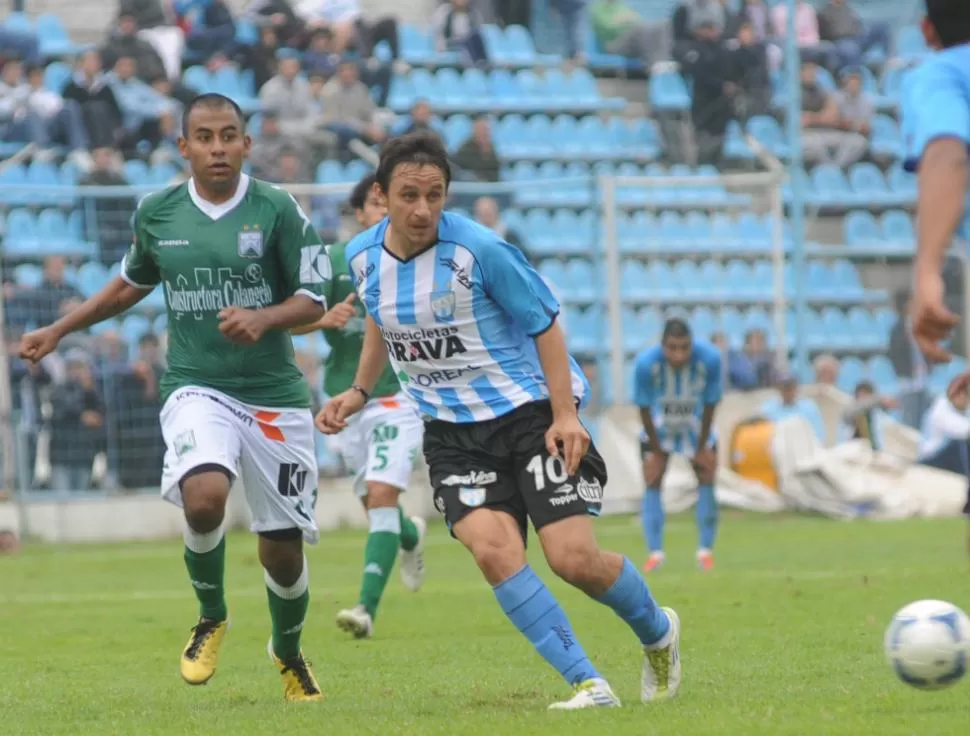 PERSEGUIDOR. El horizonte es largo en todo momento para Barrado, que cuando agarra la pelota busca el arco contrario y termina generando peligro. LA GACETA / FOTO DE ANTONIO FERRONI