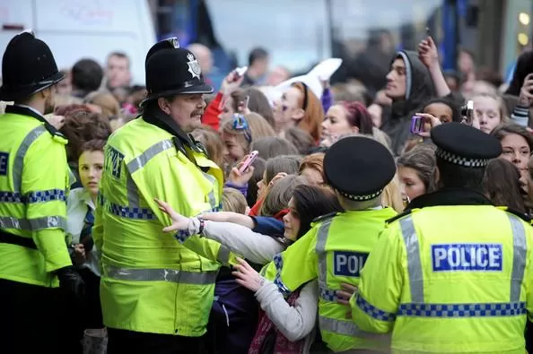 FIEBRE. Las fans de Justin Bieber en la puerta de un hotel. FOTO DE ZIMBIO.COM