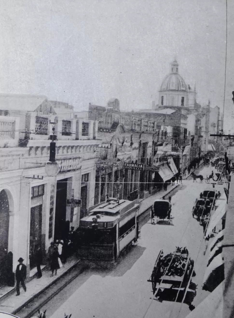 LA CIUDAD HACIA 1916. Vista de la calle Las Heras (actual San Martín), al 600, mirando al naciente. LA GACETA / ARCHIVO  