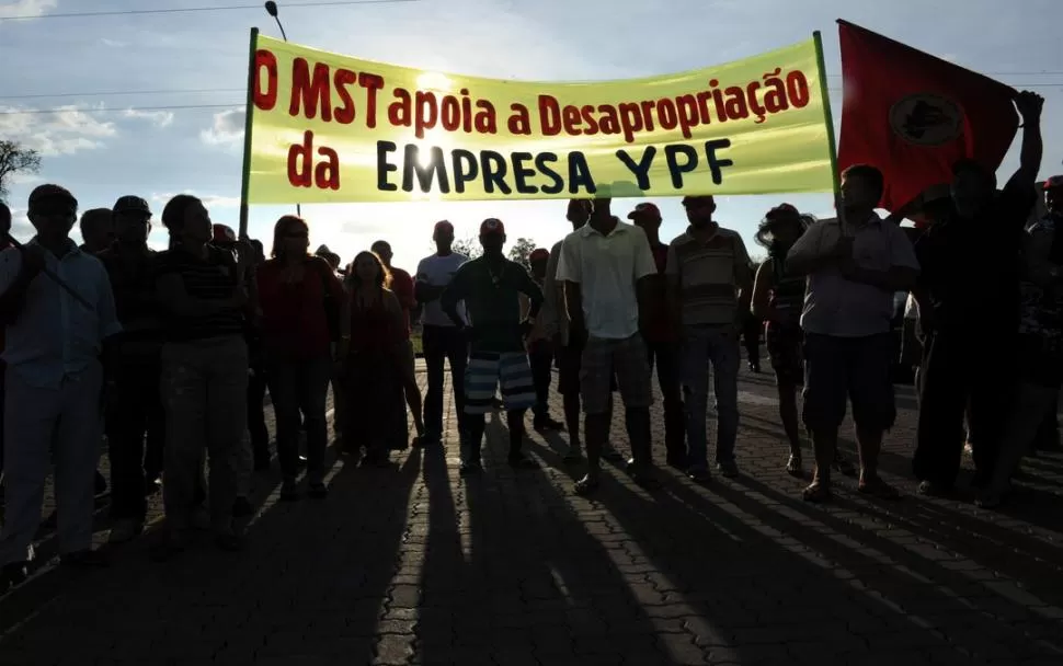 REPERCUSIÓN. Activistas brasileños del Movimiento Sin Tierra (MST) manifestaron hace cuatro días su apoyo a la expropiación de YPF por parte del Gobierno. AFP