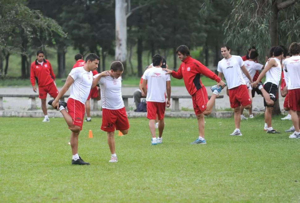 AFLOJANDO LAS PIERNAS. Núñez, Max, Beraldi (de espalda), Mattiuzzo y Gonzalo Oviedo en la práctica santa. LA GACETA / FOTO DE ANTONIO FERRONI