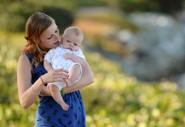 DENUNCIA. Mariah Yeater junto a su hijo, del que aseguró que Justin Bieber era el padre. FOTO TOMADA DE ELLAHOY.ES