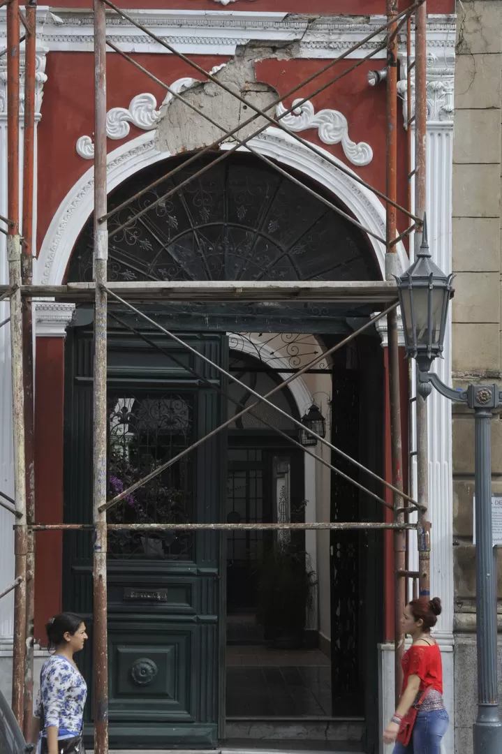 LASTIMADURAS DEL TIEMPO. El arco de entrada a la casa registra una grieta que afectó molduras y cornisa. 