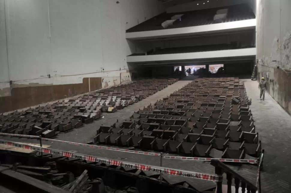 ABANDONO Y DESTRUCCIÓN. Las paredes con humedad y las butacas derruidas son un símbolo del estado en el que se encuentra el ex cine. LA GACETA / FOTOS DE JUAN PABLO SANCHEZ NOLI