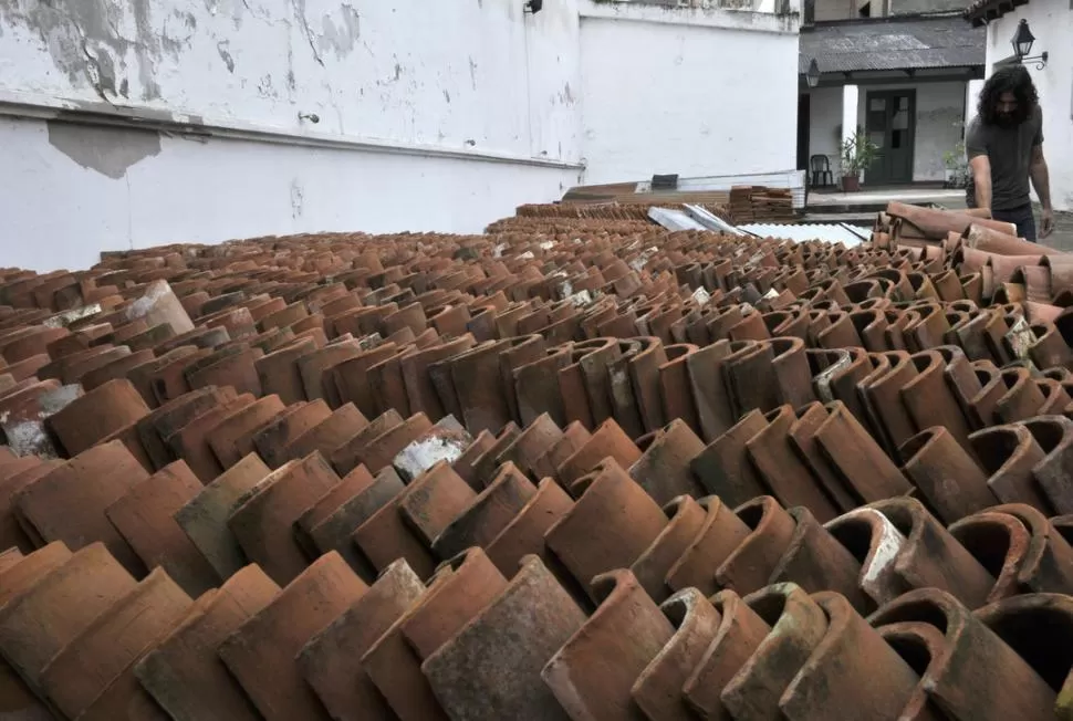 NUMERADAS. Las históricas tejas del museo están catalogadas según distintas procedencias. LA GACETA / FOTOS DE JORGE OLMOS SGROSSO