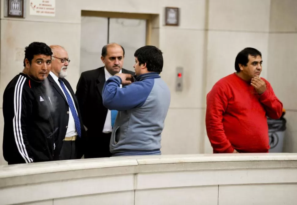 TABACO. Apenas se abre una pausa en la audiencia, el imputado Gonzalo Chenguita Gómez enciende un cigarrillo en el hall, cerca de sus abogados. LA GACETA / FOTOS DE JORGE OLMOS SGROSSO