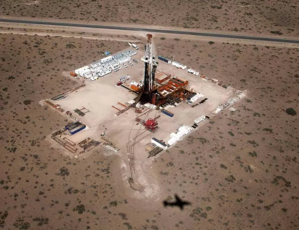 VACA MUERTA. Vista aérea de la plataforma de perforación de petróleo. REUTERS