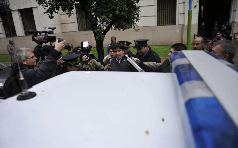 EN LA CALLE. El testimonio de Julio Mofhaud generó tensión dentro de la sala de audiencias y, al retirarse del edificio, fue trasladado en un vehículo de la Policía en medio de un fuerte operativo de seguridad hasta llegar a su domicilio. LA GACETA / FOTOS DE JORGE OLMOS SGROSSO 