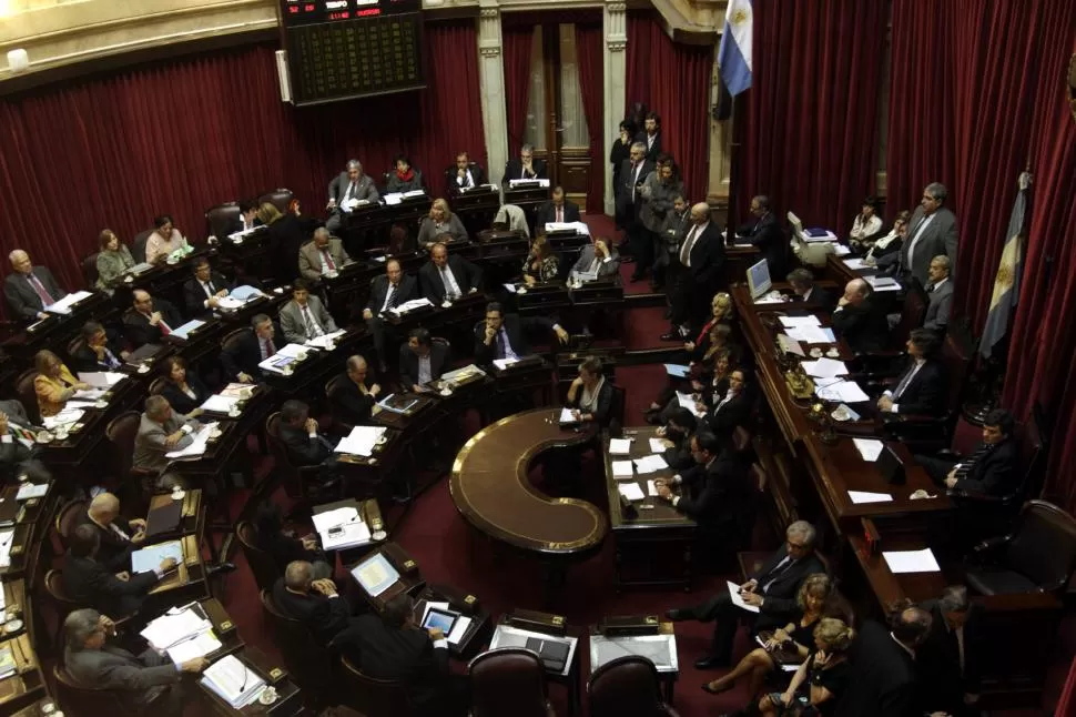 AGOTADORA SESIÓN.  Tras casi quince horas de debate, el resultado fue como se esperaba: 63 votos a favor, tres en contra y cuatro abstenciones. DYN 