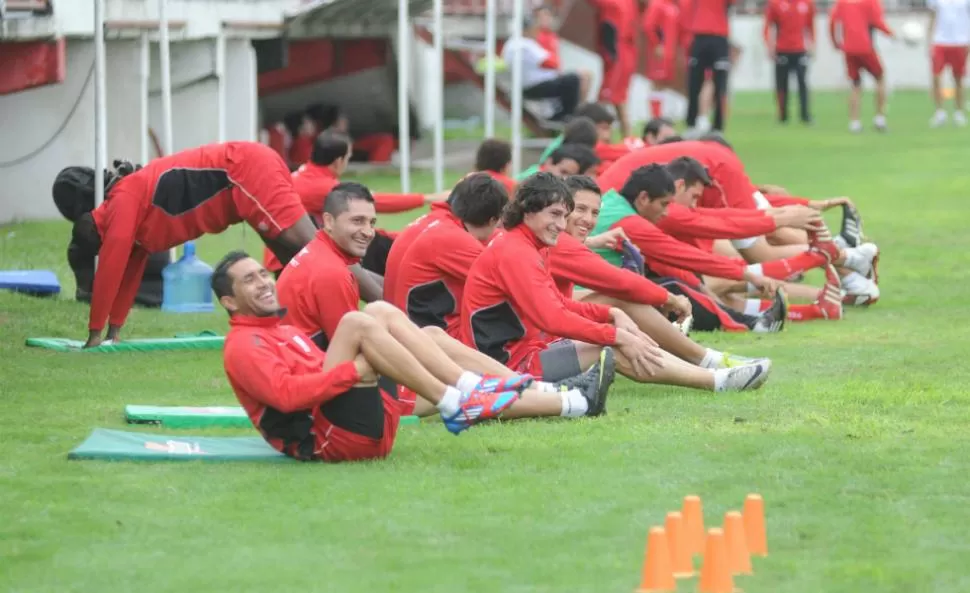 DISTENDIDOS. Los jugadores del santo practicaron en el estadio a la espera del partido del domingo. LA GACETA / FOTO DE ANTONIO FERRONI