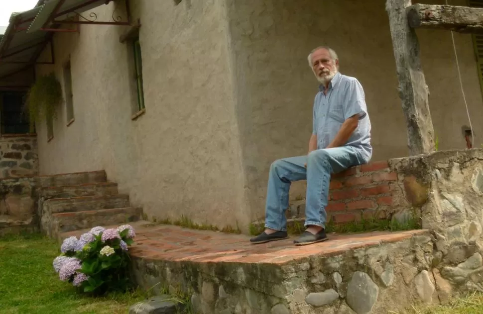 EN SU CASA DE RACO. Néstor Soria cuenta que a los 12 años agarró por primera vez la guitarra, y fue aprendiendo algunos acordes copiándoles a los cantores rudimentarios que frecuentaban los fogones de la zafra. LA GACETA / FOTO DE RICARDO REINOSO
