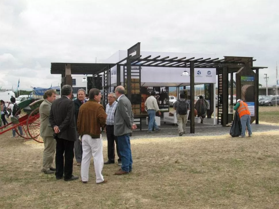 PRESENTES. El ministro Feijóo, acompañado por directivos del INTA, realizó una recorrida por el stand de Tucumán. MINISTERIO DE DESARROLLO PRODUCTIVO DE TUCUMáN