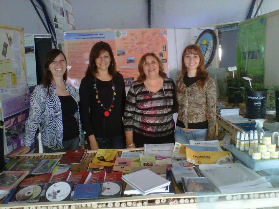 LAS DOCENTES. Zampini, Arias, Isla y Alberto atendieron a los visitantes. LA GACETA / FOTO DE DANIEL VACA