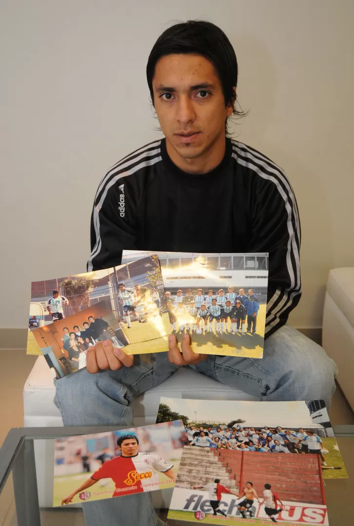 RECUERDOS. Bambino Carrizo muestra las imágenes de su carrera. LA GACETA / FOTO DE ENRIQUE GALÍNDEZ