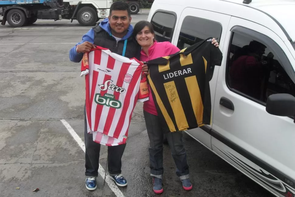 RIVALES. Francisco y Soledad se aman, pero sus corazones en el fútbol están divididos. GENTILEZA FOTOS DE FRANCISCO AMAYA