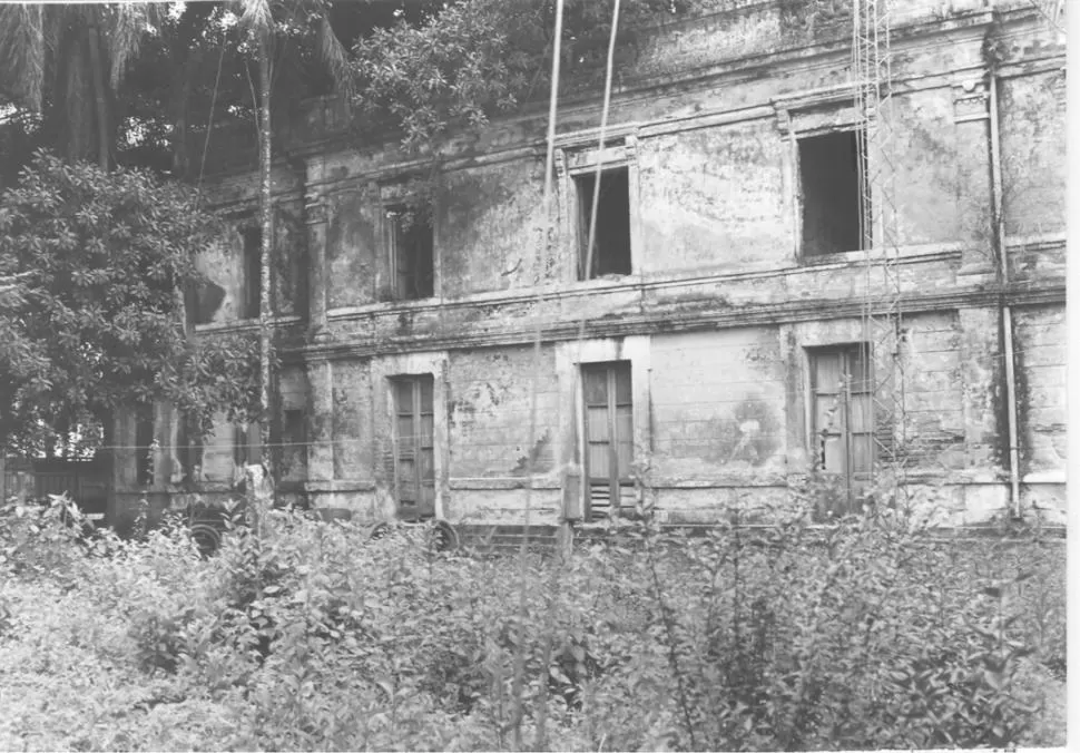 EN EL EX INGENIO LULES. El palacete de Clodomiro Hileret, en La bomba i' Lules, fotografiado en 1983, poco antes de la demolición. LA GACETA / ARCHIVO