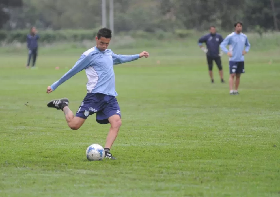 PREPARA, APUNTA Y... Dispara. Barrionuevo será el otro cerebro de Atlético en cancha hoy, junto a Barrado. LA GACETA / FOTO DE ANTONIO FERRONI