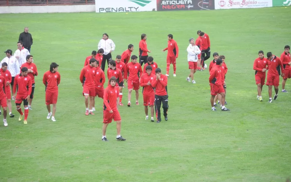 TODOS JUNTOS. El plantel ya escuchó las órdenes del Tigre. LA GACETA/ FOTO DE ANTONIO FERRONI. 