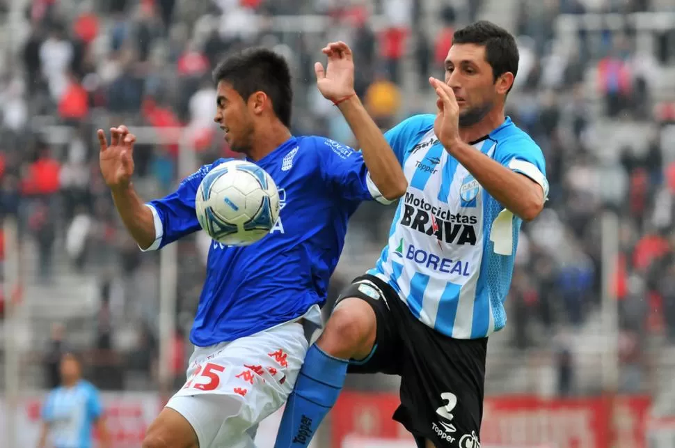 INDIGNADO. Antes del 2-0 hubo una mano clarísima; la vieron todos. El juez condicionó todo, se quejó Mosset. FOTO DE MATIAS GABRIEL NAPOLI ESCALERO (ESPECIAL PARA LA GACETA)