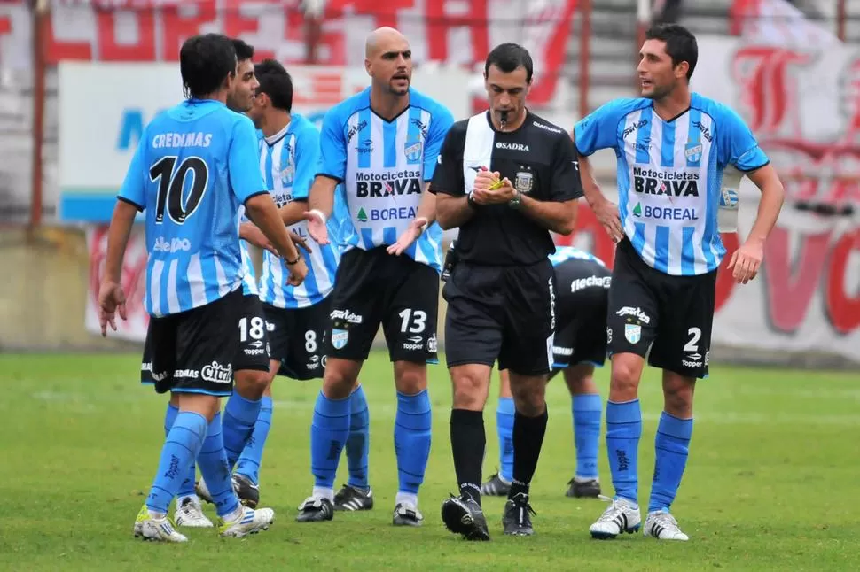 NO LO CREEN. Según dijeron los jugadores de Atlético, Baliño les inclinó la cancha. Dirigió muy mal y ellos penaron. FOTO DE MATíAS GABRIEL NAPOLI ESCALERO (ESPECIAL PARA LA GACETA)