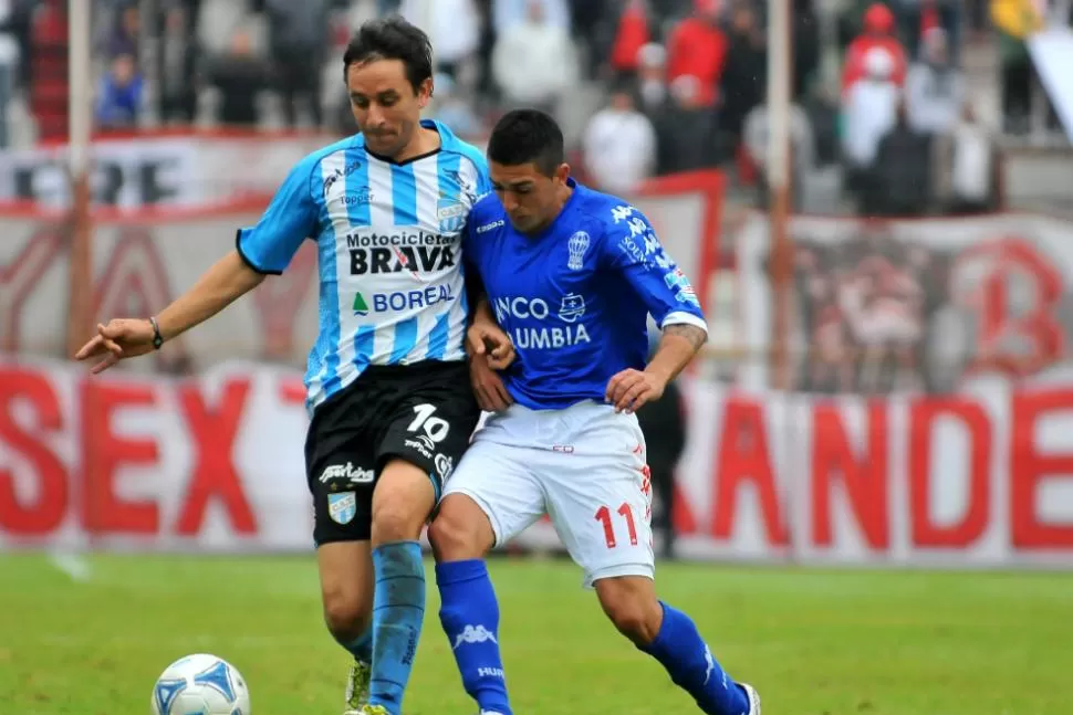 HIZO LO QUE PUDO. Barrado, que le gana a Bustos, estuvo una vez más solo en la creación. Nadie lo ayudó. FOTO DE MATIAS GABRIEL NAPOLI ESCALERO (ESPECIAL PARA LA GACETA)