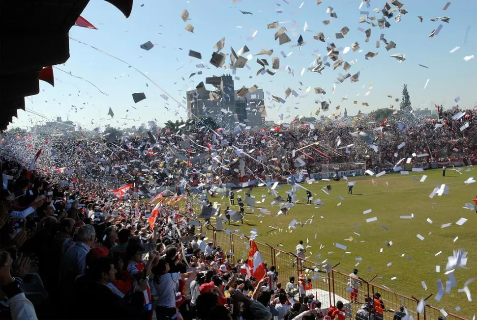 ¡QUE REVIENTE EL ESTADIO! El presidente Luque pidió el apoyo del hincha. LA GACETA / FOTO DE ENRIQUE GALíNDEZ