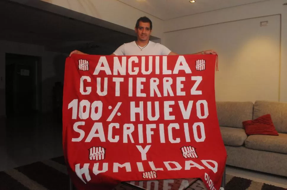 SU GEMA MÁS VALIOSA. El ahora ex arquero Marcos Gutiérrez muestra con orgullo la bandera que le regaló un simpatizante santo en La Ciudadela. LA GACETA / FOTOS DE EZEQUIEL LAZARTE