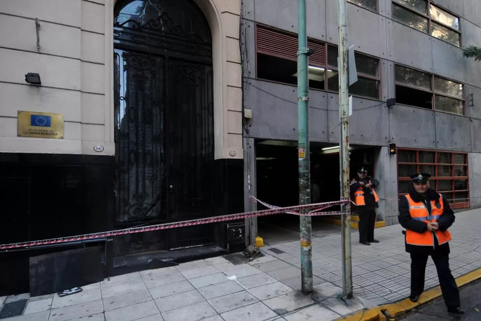 ATAQUE. Dos jóvenes dejaron una mochila frente a la sede de la UE, y tres minutos después estalló. DYN