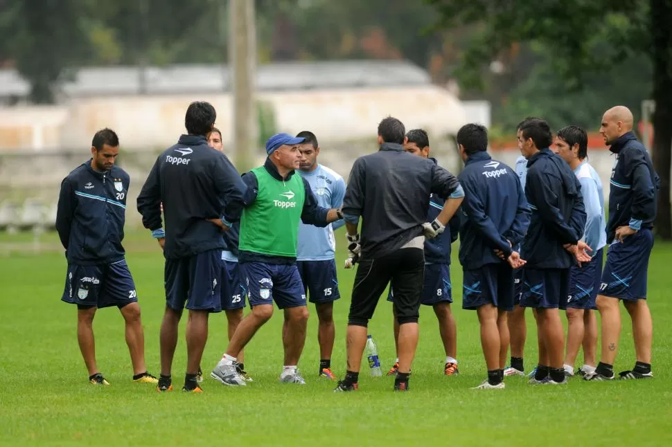UN DÍA ESPECIAL. Llop dirigió la práctica. Atlético quiere volver a festejar en el Monumental contra Aldosivi. LA GACETA / FOTO DE INéS QUINTEROS ORIO