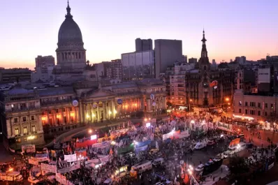 Agrupaciones kirchneristas se movilizaron para celebrar la recuperación de YPF