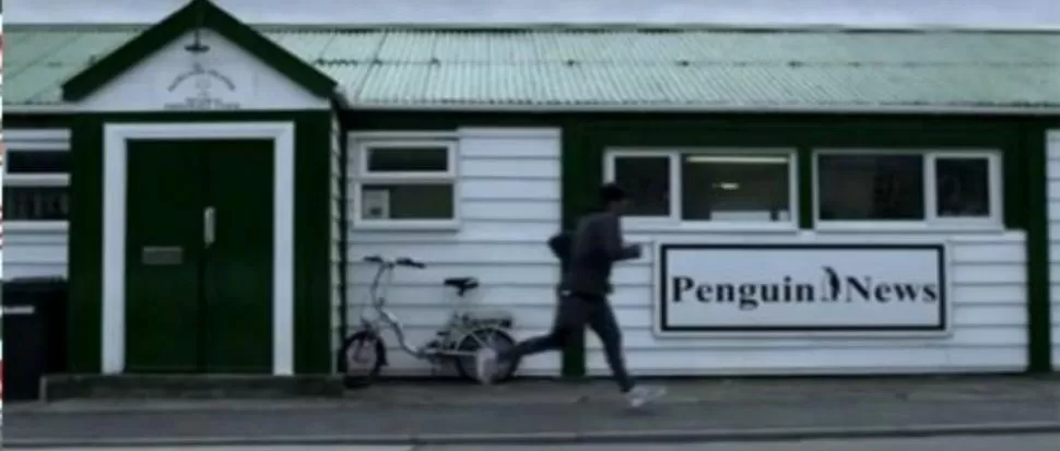 RECONOCIBLE. El capitan de la selección de hockey pasa junto al único diario del archipiélago. CAPTURA DE VIDEO